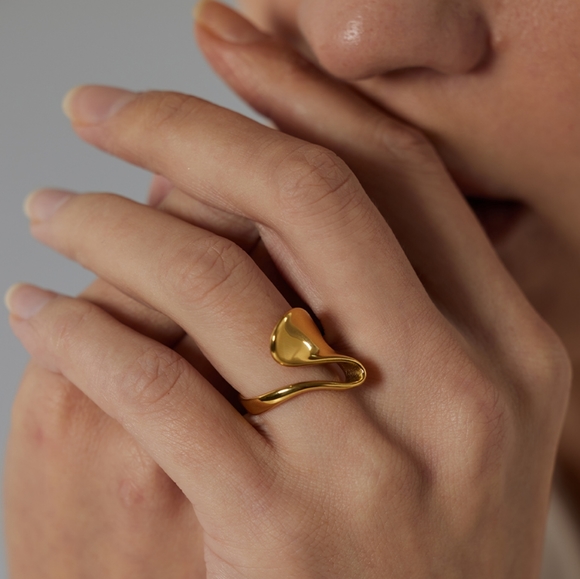 Minimalist Irregular Golden Finger Ring - Picture 7 of 8